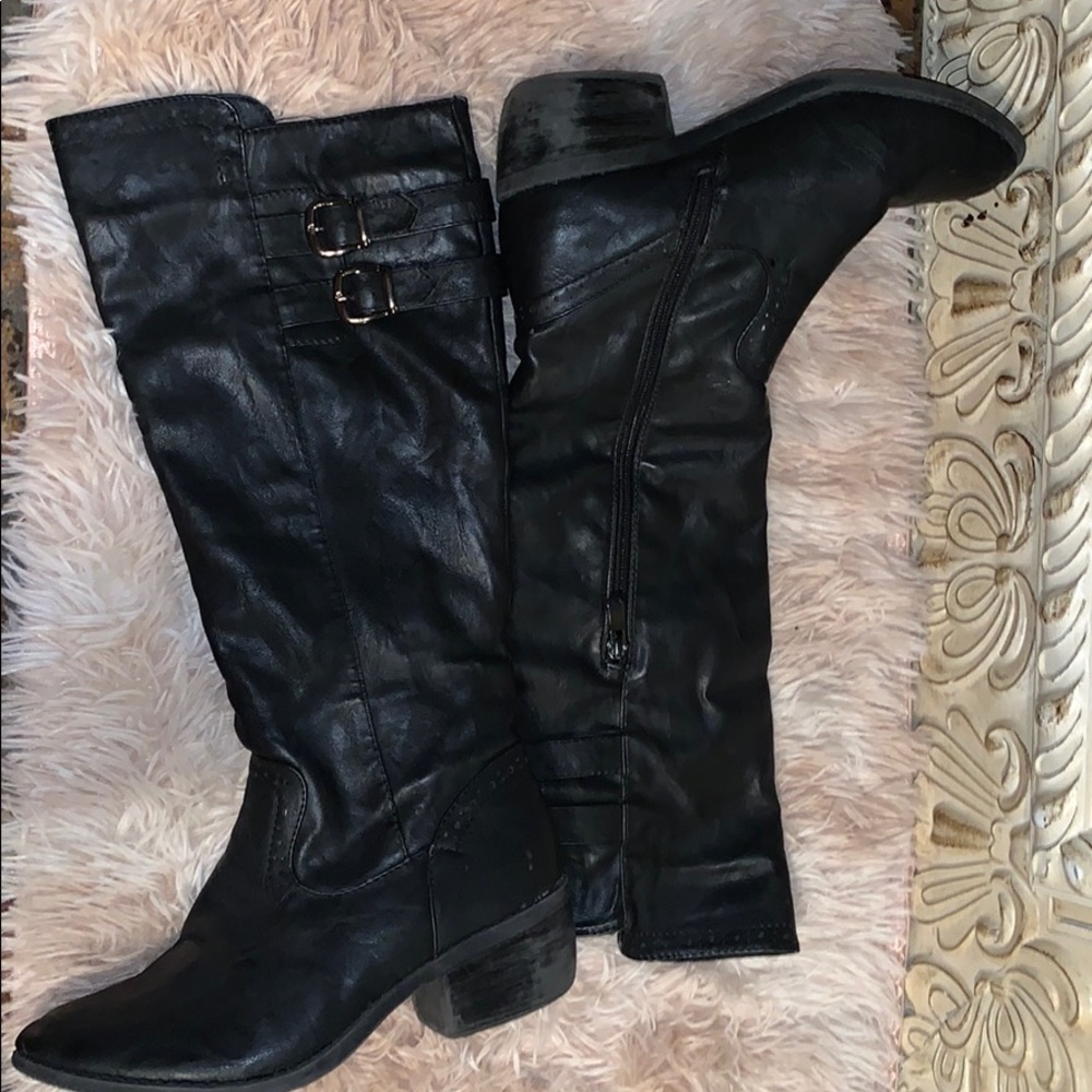 Black boots below the knee